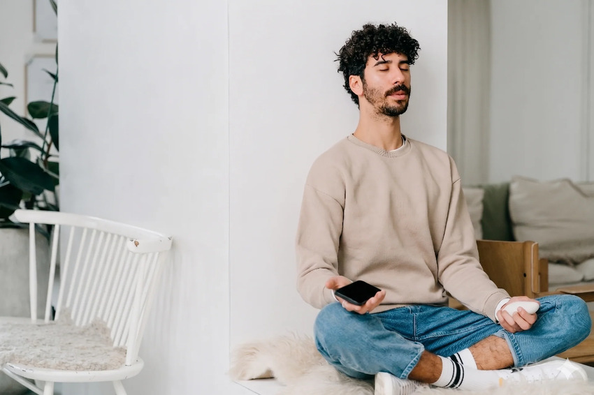 Ambiente sereno preparado para una sesión de yoga suave